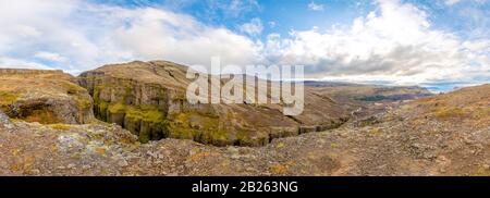 Glymur Wasserfall in Island Panorama der Schlucht hinter dem Fall und Fluss, der hinunter zum See führt Stockfoto