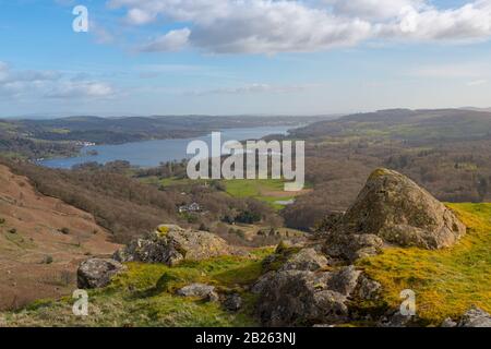 Lake Windermere im Hintergrund von hoch in den umliegenden Hügeln des Lake District National Park, Großbritannien, geschossen Stockfoto