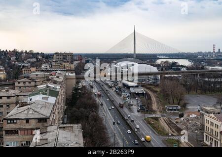 Belgrad, Serbiens Straße Bulevar vojvode Misica, in der Nähe des Flusses Sava, neue Brücke auf Ada im Hintergrund Stockfoto