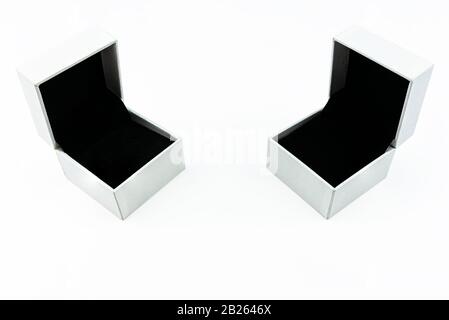 Zwei weiße offene Kisten für Schmuck mit schwarzem Innenraum, isoliert auf weißem Grund mit einem Beschneidungspfad. Stockfoto