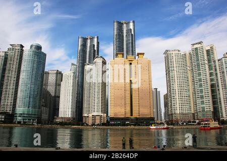 Busan, SÜDKOREA - 17. OKTOBER 2019: Skyline der Stadt und Wolkenkratzer im Stadtteil Haeundae, Busan, Südkorea Stockfoto