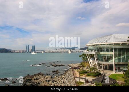 Busan, SÜDKOREA - 17. OKTOBER 2019: Nurimaru APEC-Haus auf der Insel Dongbaek in Busan, Südkorea Stockfoto