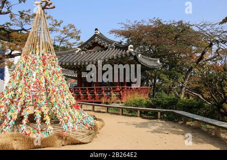 Traditionelle koreanische Stil Bauten auf dem Gebiet zu Jeondeungsa Tempel in Ganghwa-gun, Incheon, Südkorea Stockfoto