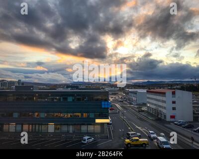 Reykjavik in Island untergeht nach stürmischem Tag und gibt himmelorange Farbe Stockfoto