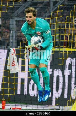 Signal Iduna Park Dortmund Deutschland, 14.2.2020, Fußball: Deutsche Bundesliga-Saison 2019/20 Spieltag 22, Borussia Dortmund (BVB) gegen Eintracht Frankfurt (SGE): Kevin Trapp (SGE)     DFL-REGELUNGEN VERBIETEN DIE VERWENDUNG VON FOTOS ALS BILDSEQUENZEN UND/ODER QUASI-VIDEO Stockfoto
