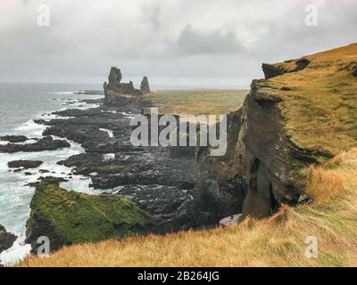 Snaefellsness Nationalpark in Island Londrangar vulkanische Basalttürme an einer steilen Klippenküste Stockfoto