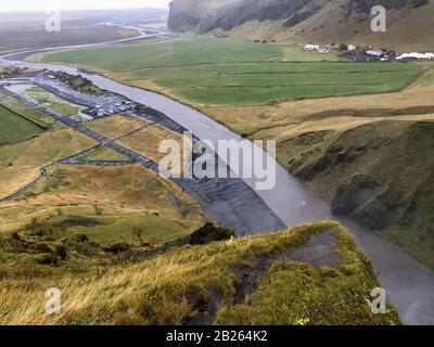 Skogafoss Wasserfall in Island Fluss hinter Wasserfall bei starkem Regen von oben gesehen Stockfoto
