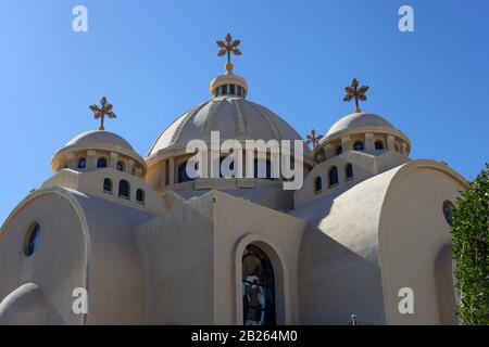 Koptisch-orthodoxe Kirche in Scharm El-Scheich, Ägypten. Allerheiligenkirche. Allerheiligen leben im Himmel El Samaeyeen. Architekturdetails Im Gegensatz zum Stockfoto