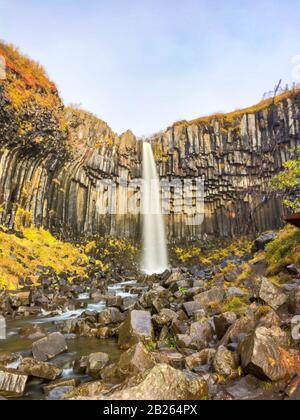 Svartifoss Wasserfall schwarze Basalt-Säulen zwischen Herbst farbige Landschaft lange Belichtung Foto Stockfoto