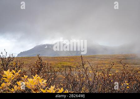 Vatnajoekull-Gletscher in Island Herbstlandschaft vor eisigen, von Wolken überzogenen Bergkuppen Stockfoto