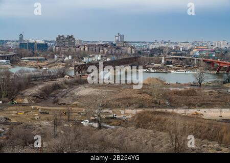 Die Uferpromenade von Belgrad, Serbien, errichtet Gebäude am Ufer des Flusses Sava, in der Nähe der alten Eisenbahnbrücke, die zerstört wird. Stockfoto