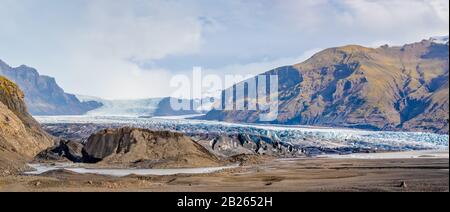 Vatnajoekull-Gletscher in Island tiefblaue Eiscrevasse bei Sonnenschein Stockfoto