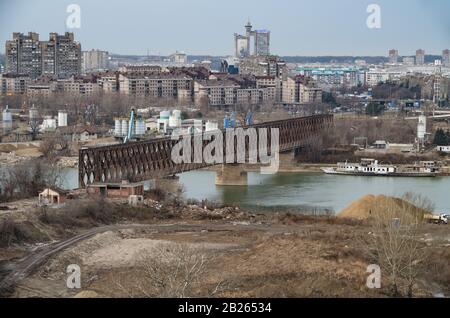 Die Uferpromenade von Belgrad, Serbien, errichtet Gebäude am Ufer des Flusses Sava, in der Nähe der alten Eisenbahnbrücke, die zerstört wird. Stockfoto