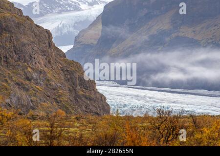 Altes Eis des Vatnajoekull-Gletschers, das durch den Canyon die Berge hinunterschiebt Stockfoto