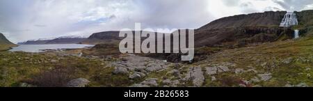 Westfjorde von Island Göngummanafoss und Dynjandi-Wasserfall Panorama von Herbst und Fjord im Herbst Stockfoto