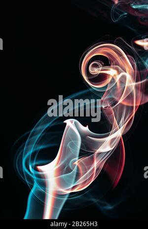 Bunte Rauchformen, dynamisches abstraktes Designbild Stockfoto