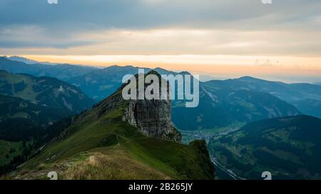 Blick auf den Sonnenuntergang vom Kanisfluh Berg in Österreich Stockfoto