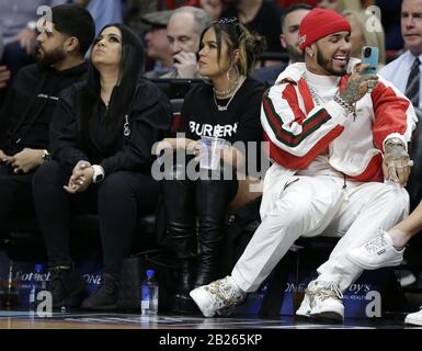 Miami BEACH, FL - 28. FEBRUAR: Anuel AA ist ein Puerto-ricanischer Rapper und Sänger, der am 28. Februar 2020 in Miami, Florida, Am Hofseite des Miami Heat Games zu sehen War: Anuel AA Credit: Storms Media Group/Alamy Live News Stockfoto