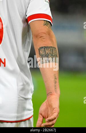 Merkur Spielarena Düsseldorf Deutschland, 15.2.2020, Fußball: Deutsche Bundesliga-Saison 2019/20 Spieltag 22, Fortuna Düsseldorf (F95) gegen Borussia Mönchengladbach (BMG): Tattoo am Arm von Kaan Ayhan (F95): "Je gescheitert, mal versuchen, wieder scheitern, besser scheitern"     DFL ALS VIDEOSEQUENZ ODER QUASI ALS BILDFOLGE VERBIETEN Stockfoto