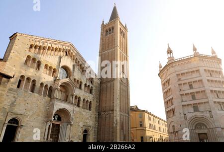 Parma, Italien - Piazza Duomo mit dem Dom mit Glockenturm und Baptisterium Stockfoto