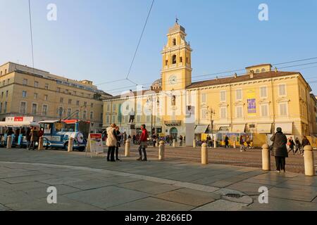 Parma, ITALIEN - 22. FEBRUAR 2020: Palast Palazzo del Gouvernore auf der Piazza Garibaldi, Parma, Italien Stockfoto