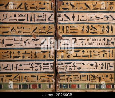 Ägyptische Stele mit Opferszene. Keine Herkunft, kein Zeitraum. Sammlung von Orient Art, Istanbul Archäologisches Museum, Türkei. Stockfoto