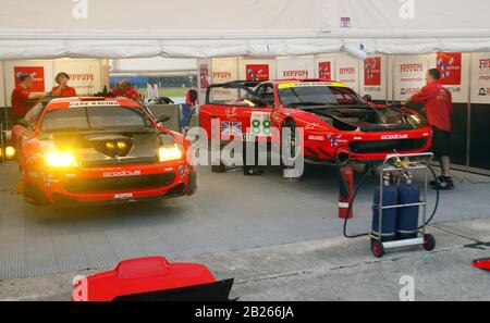 Ferrari Maranello 550 GTS Team im Vorhängeschloss des Sebring 12-Stunden-Rennens von 2003 Stockfoto