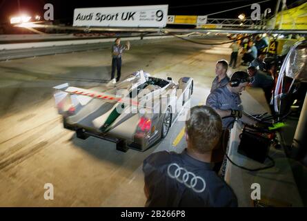 Night Pit halten im Audi UK Pits im 12-Stunden-Rennen von Sebring 2003 Stockfoto