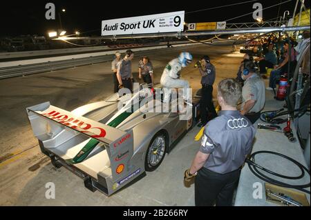 Night Pit halten im Audi UK Pits im 12-Stunden-Rennen von Sebring 2003 Stockfoto