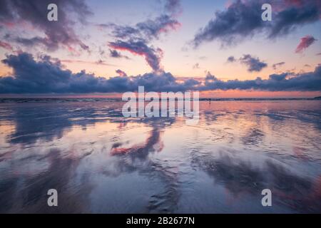 Dramatischer Sonnenuntergang Himmel über der North Devon Küste, romantische Glühen, atemberaubend, Küste, Meer, Küste, Reflexionen, Lifestyle, Horizont, Südwesten, Großbritannien Stockfoto