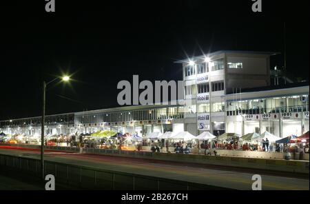 Nacht in der Boxengasse beim 12-Stunden-Rennen von Sebring 2003 Stockfoto