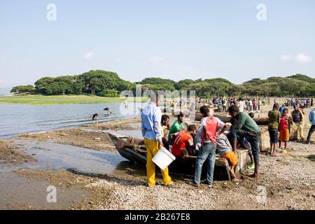 Hawassa-Fischmarkt - mit Fischern, die ihren Fang aus dem äthiopischen See Awasa verkaufen Stockfoto