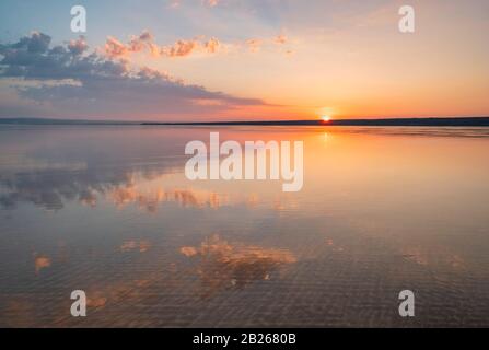 Dramatischer Sonnenuntergang Himmel über der North Devon Küste, romantische Glühen, atemberaubend, Küste, Meer, Küste, Reflexionen, Lifestyle, Horizont, Südwesten, Großbritannien Stockfoto