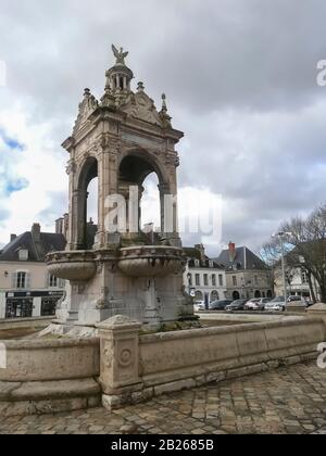 Hauptplatz der Stadt Chateaudun im französischen Departement Eure et Loir. Stockfoto