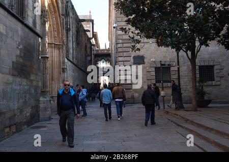 Korridor über den Carrer del Bisbe, Gotisches Viertel, Barcelona, Spanien Stockfoto