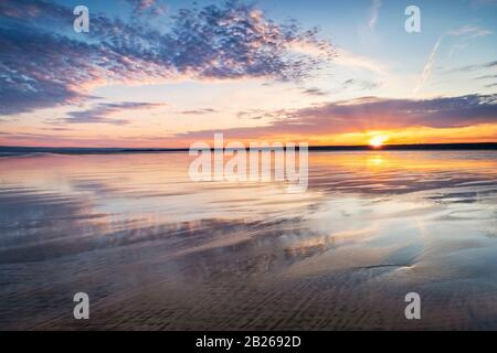 Romantischer Sonnenuntergang über dem North Devon Strand, Küste, Küste, Sand, Meer, Küstenleben, Lifestyle, Südwesten, Küste, atemberaubend, dramatisch, Großbritannien Stockfoto