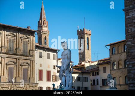 Oktober 2016: Der Neptunbrunnen steht inmitten der Piazza della Signoria in Florenz, Italien. Stockfoto