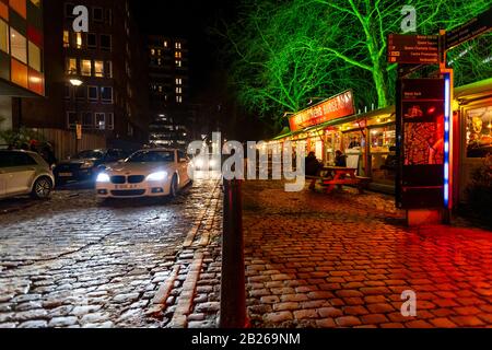 Drei Brüder Gourmet Burger und Bar. Welsh Back, Bristol. Familien strömten für die kostenlose Kunstveranstaltung im Stadtzentrum in die Stadt. Stockfoto