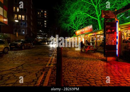 Drei Brüder Gourmet Burger und Bar. Welsh Back, Bristol. Familien strömten für die kostenlose Kunstveranstaltung im Stadtzentrum in die Stadt. Stockfoto