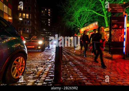 Drei Brüder Gourmet Burger und Bar. Welsh Back, Bristol. Familien strömten für die kostenlose Kunstveranstaltung im Stadtzentrum in die Stadt. Stockfoto