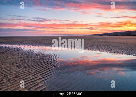 Wunderbarer Sonnenuntergang Himmel, Reflexionen, Küste, North Devon, dramatischer Himmel, atemberaubend, Strand, Küste, romantisch, Gelassenheit, Horizont, Südwesten, Großbritannien Stockfoto