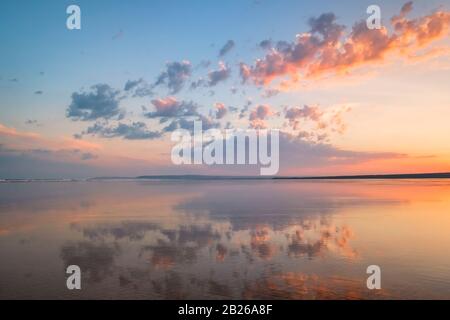 Wunderbarer Sonnenuntergang Himmel, Reflexionen, Küste, North Devon, dramatischer Himmel, atemberaubend, Strand, Küste, romantisch, Gelassenheit, Horizont, Südwesten, Großbritannien Stockfoto