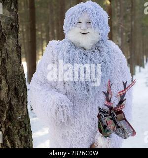 Yeti Märchenfigur im Winterwald. Fantasy-Foto im Freien. Stockfoto