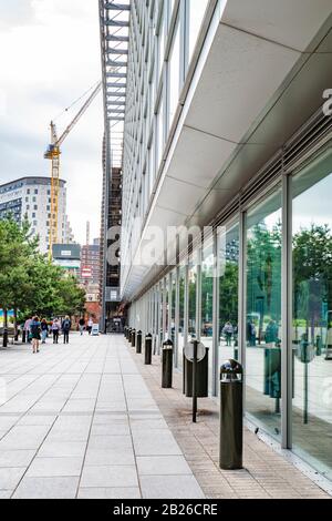 Millennium Point mit der Fußgängerzone und den Bäumen. Stockfoto