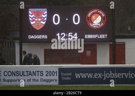 Anzeiger vor Dagenham u. Redbridge vs Ebbsfleet United, Vanarama nationalen Liga Fußball an der Chigwell Bau Stadium am 26. Dezember Stockfoto