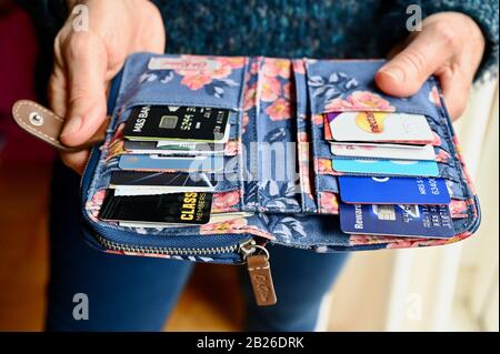 Geldbörse mit Kredit- und Kreditkarten. Stockfoto
