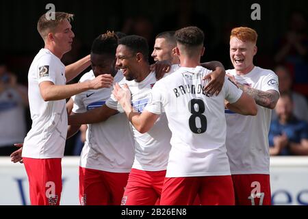 Angelo Balanta von Dagenham erzielt das dritte Tor für sein Team und feiert mit seinen Teamkollegen während Dagenham & Redbridge vs Harrogate Town, Vanara Stockfoto