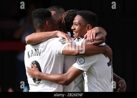 Angelo Balanta von Dagenham erzielt das dritte Tor für sein Team und feiert mit seinen Teamkollegen während Dagenham & Redbridge vs Harrogate Town, Vanara Stockfoto