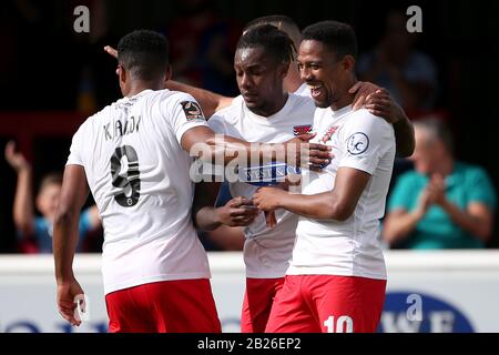 Angelo Balanta von Dagenham erzielt das dritte Tor für sein Team und feiert mit seinen Teamkollegen während Dagenham & Redbridge vs Harrogate Town, Vanara Stockfoto