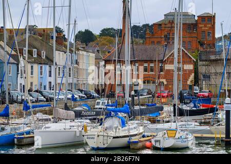 Segelyachten und Boote im Weymouth Harbour mit bunten Häusern an der Jura-Küste von Dorset, South West, Großbritannien Stockfoto